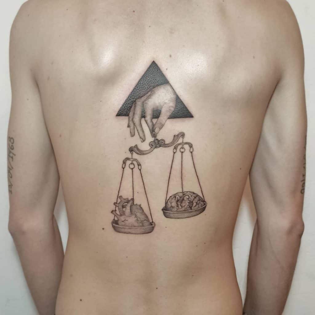 Libra espalda tatuaje 2