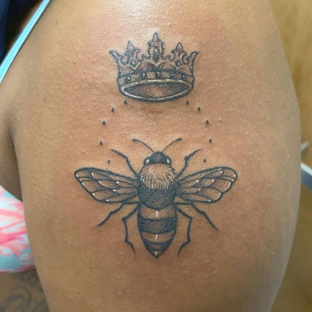 Tatuaje de abeja reina 2