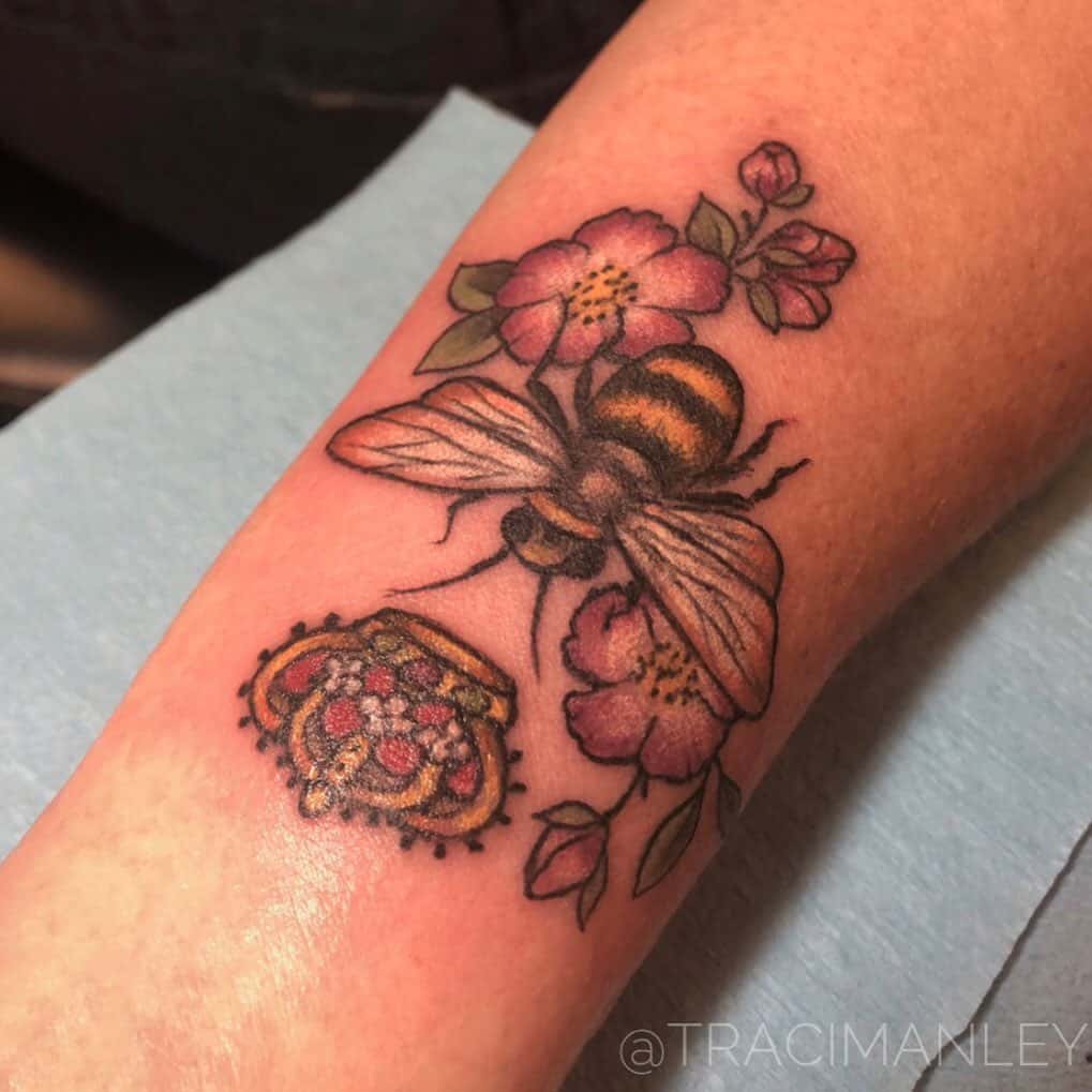 Tatuaje de abeja reina 4