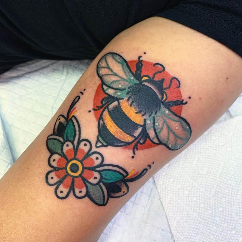 Tatuaje de abeja tradicional 2