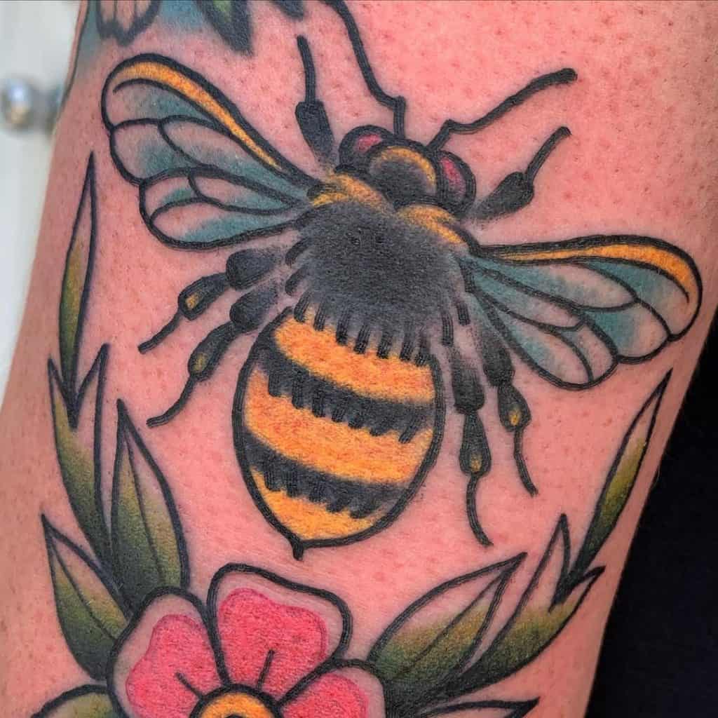 Tatuaje de abeja tradicional 1