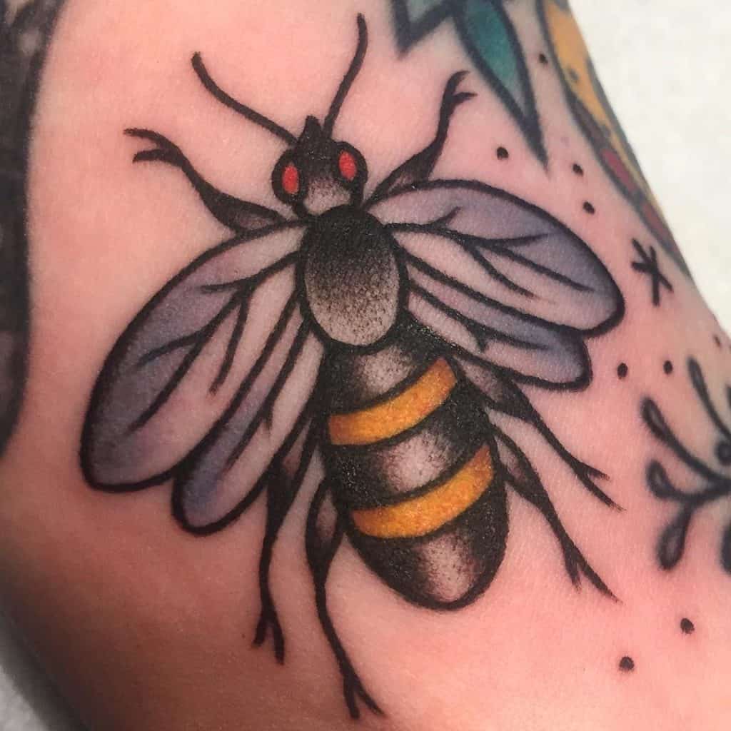 Tatuaje de abeja tradicional 3