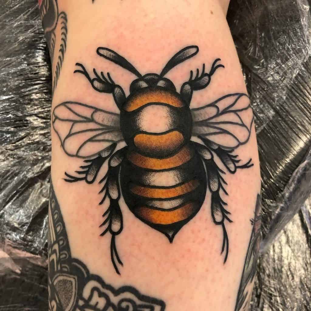 Tatuaje de abeja tradicional 4