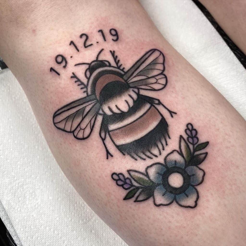 Tatuaje de abeja tradicional 5