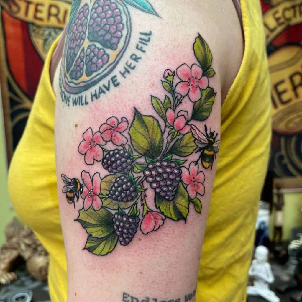 Tatuaje de abejas y frutas 1