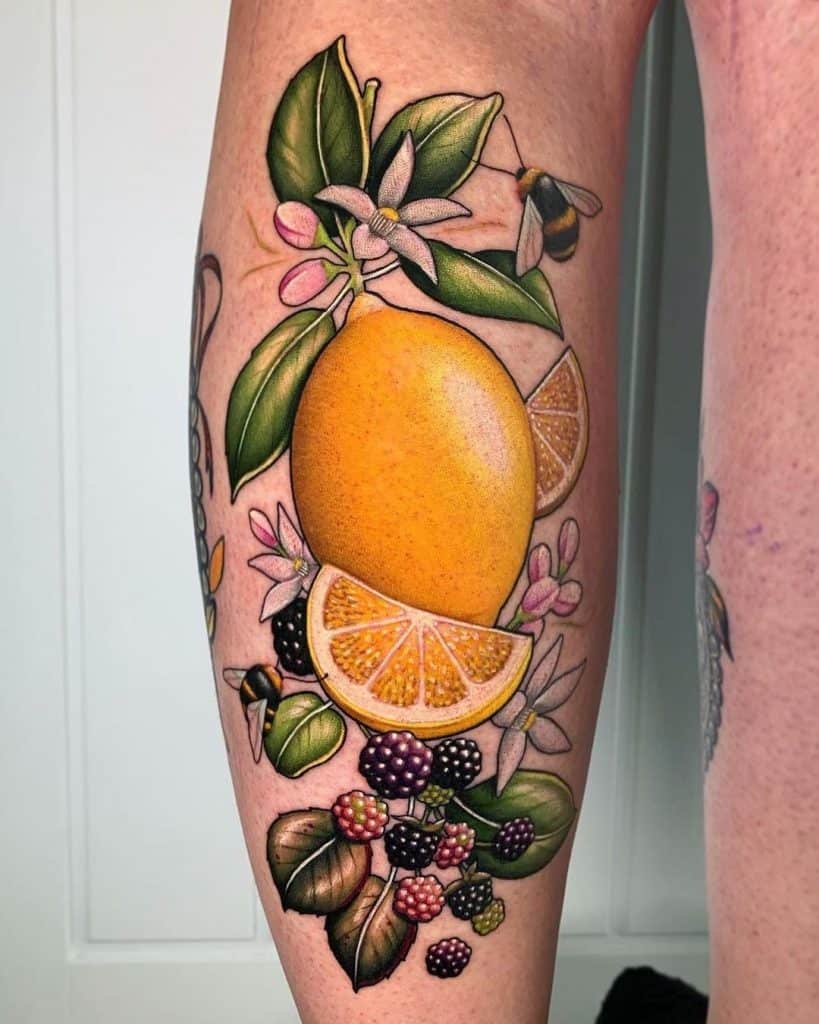 Tatuaje de abejas y frutas 3