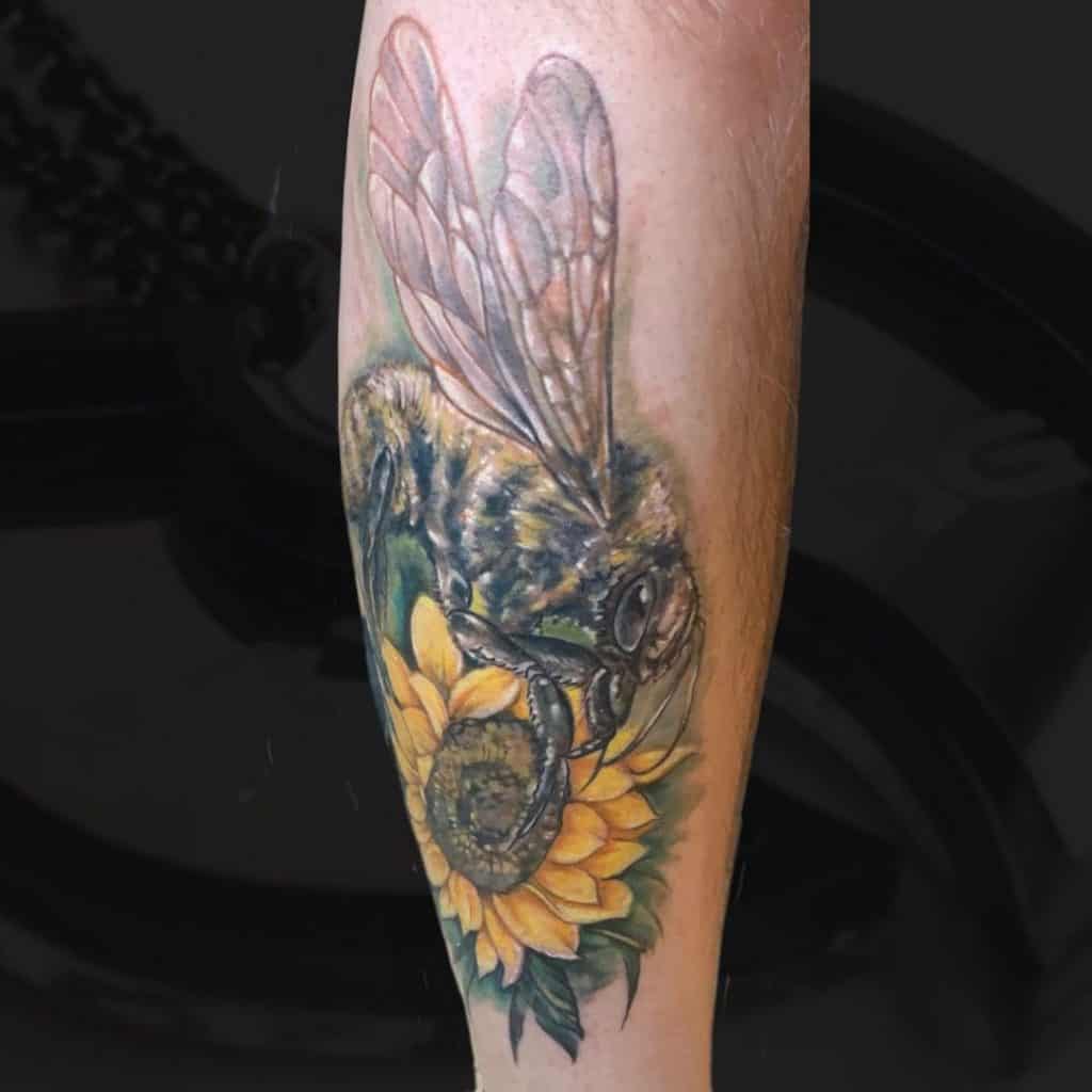 Tatuaje de abejas y flores 3