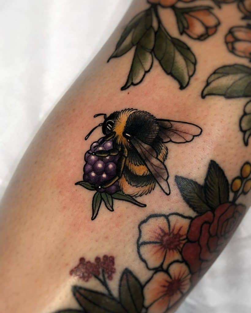 Tatuaje de abejas y frutas 4