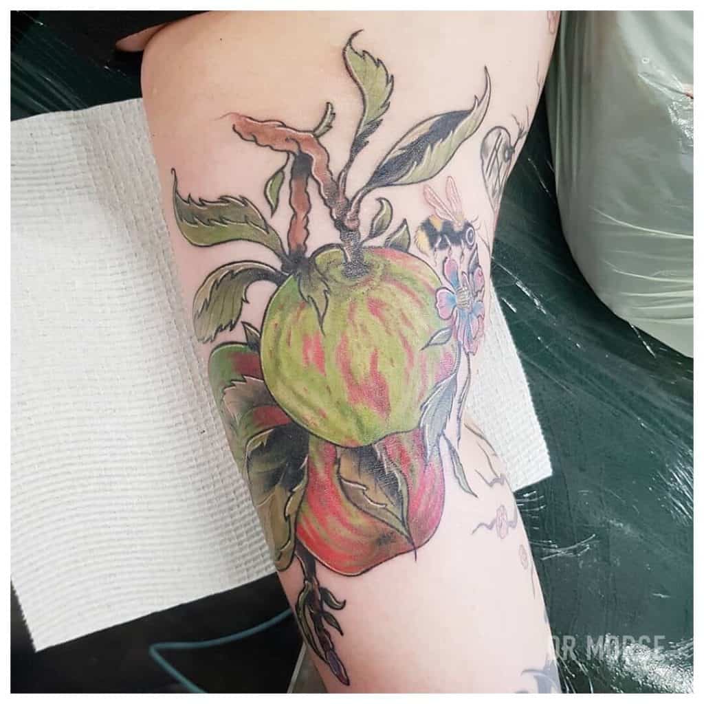 Tatuaje de abejas y frutas 5