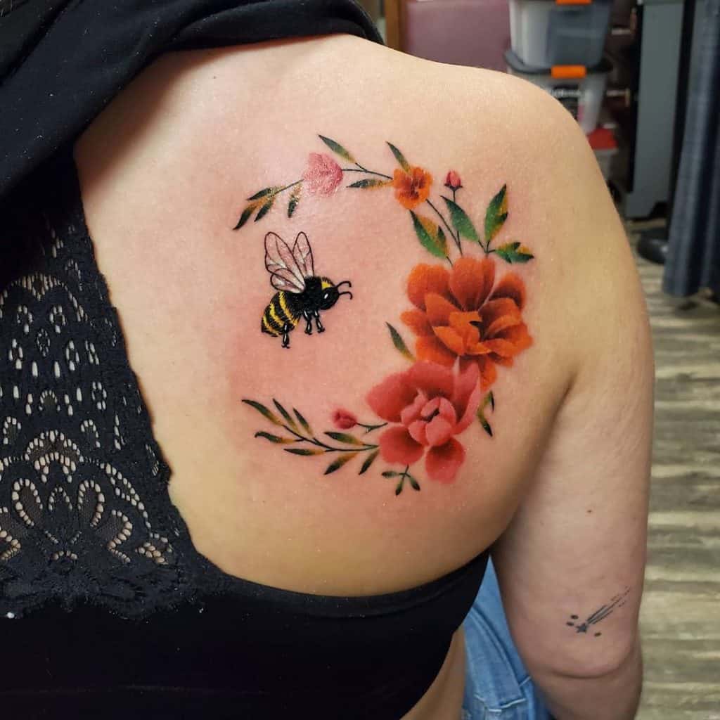 Tatuaje de abejas y flores 1