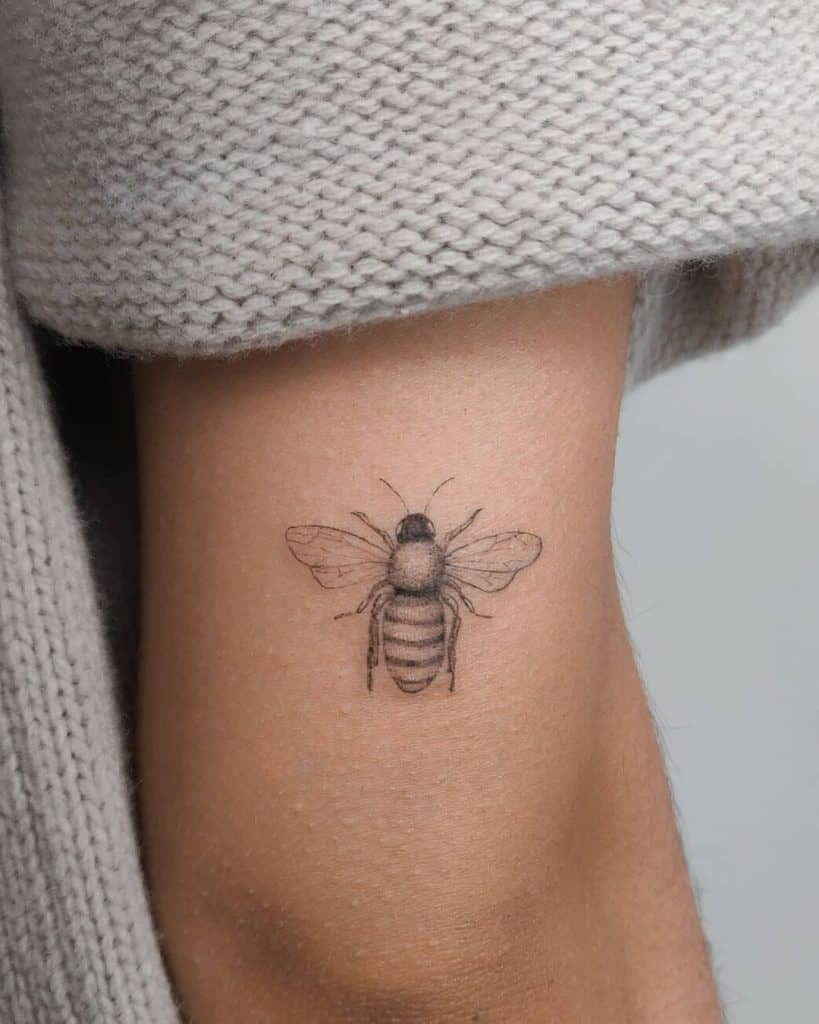 Tatuaje de abeja negra 2