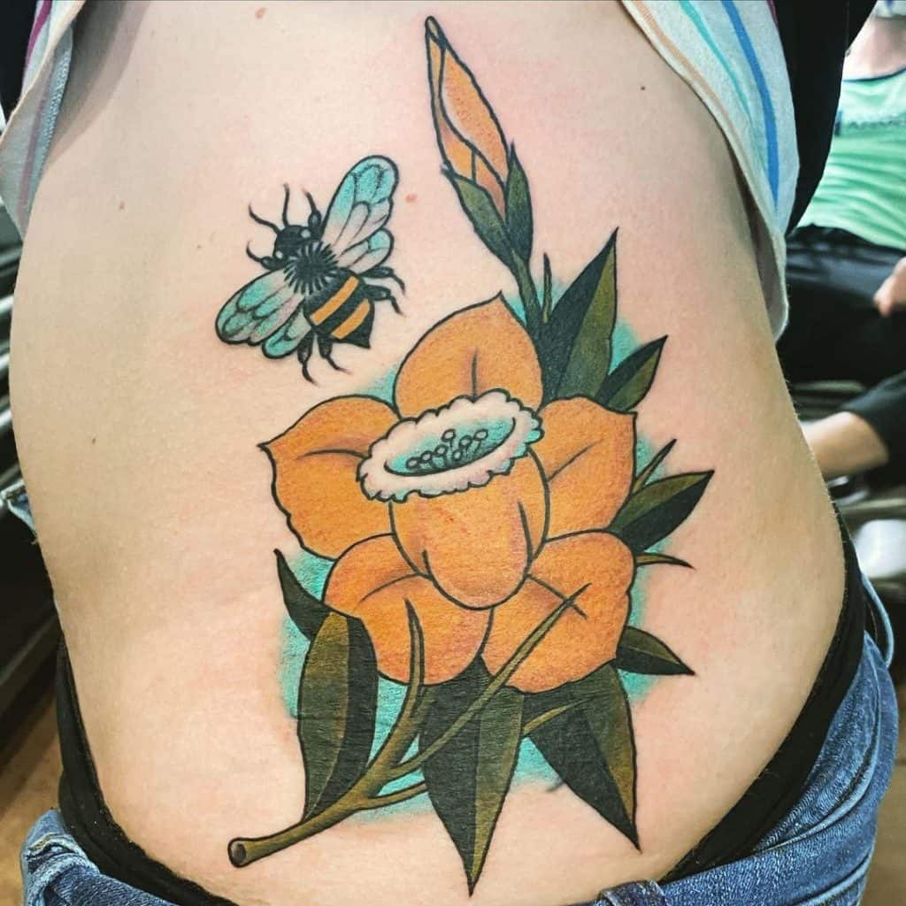 Tatuaje de abejas y flores 5