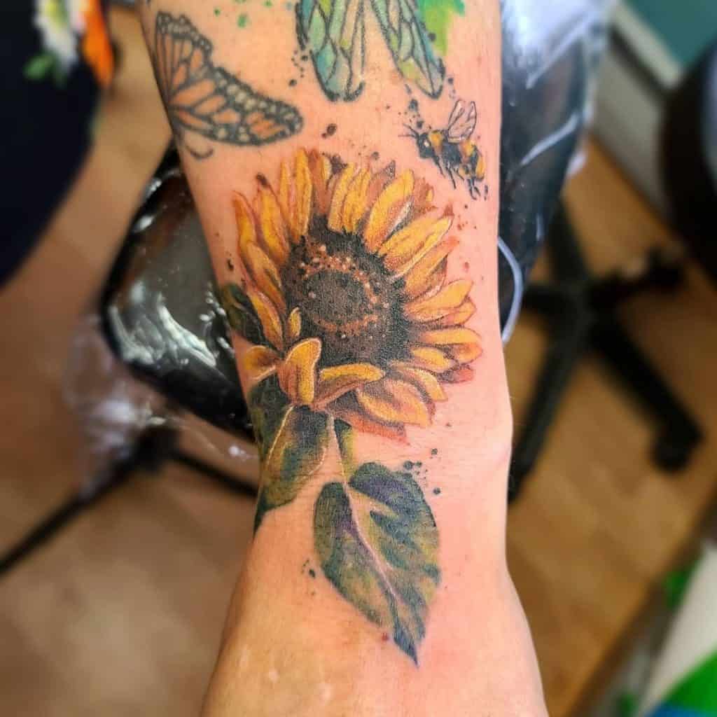 Tatuaje de abejas y flores 4