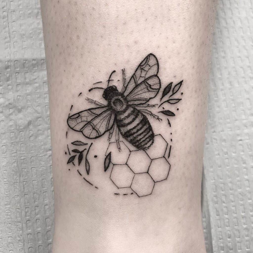 Tatuaje de abeja negra 3