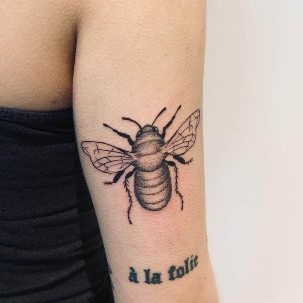 Tatuaje de abeja negra 5