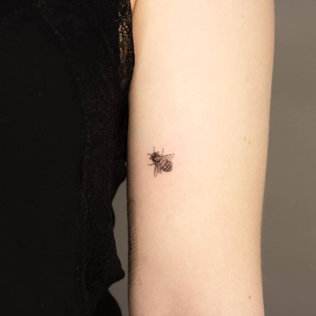 Pequeño tatuaje de abeja 4