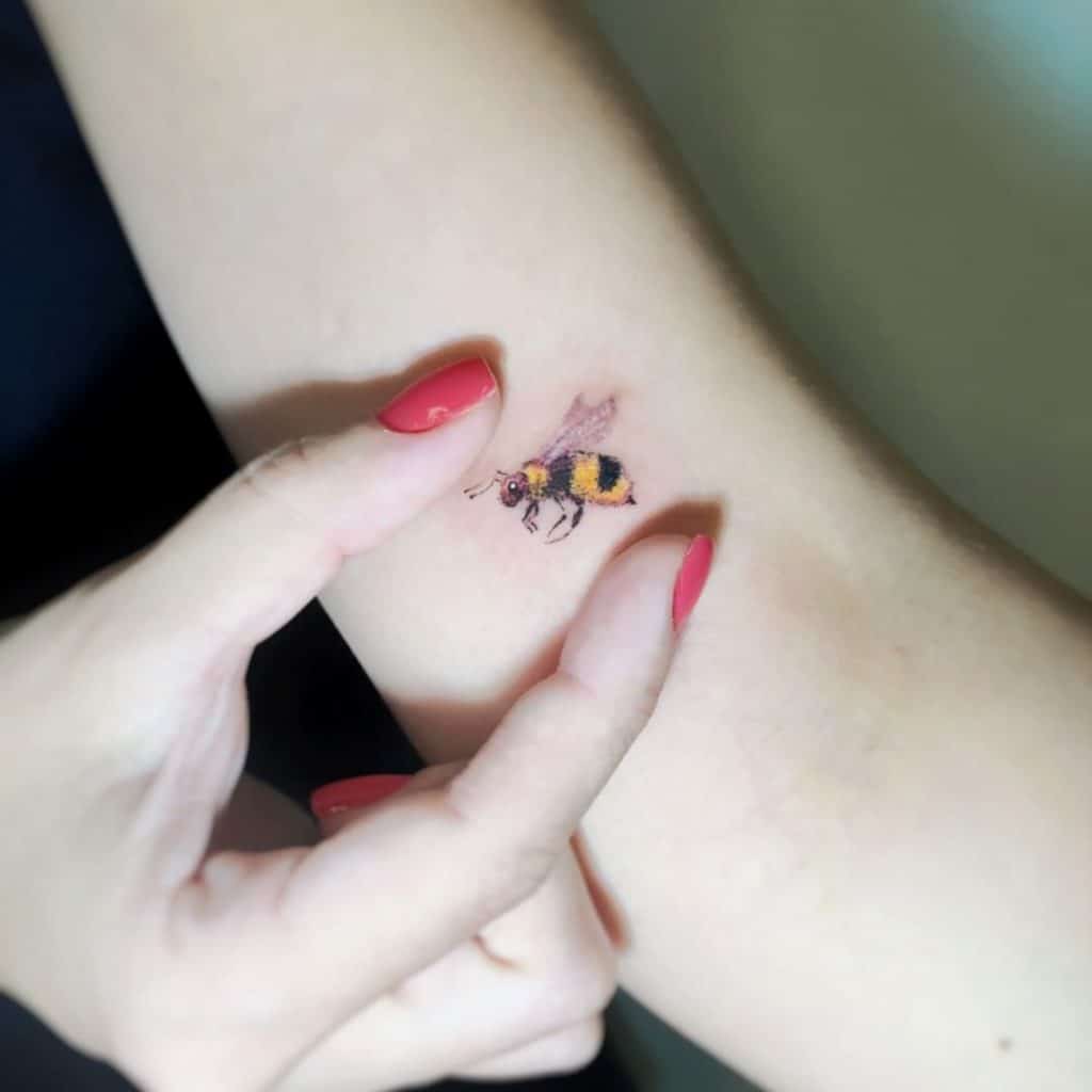 Pequeño tatuaje de abeja 2