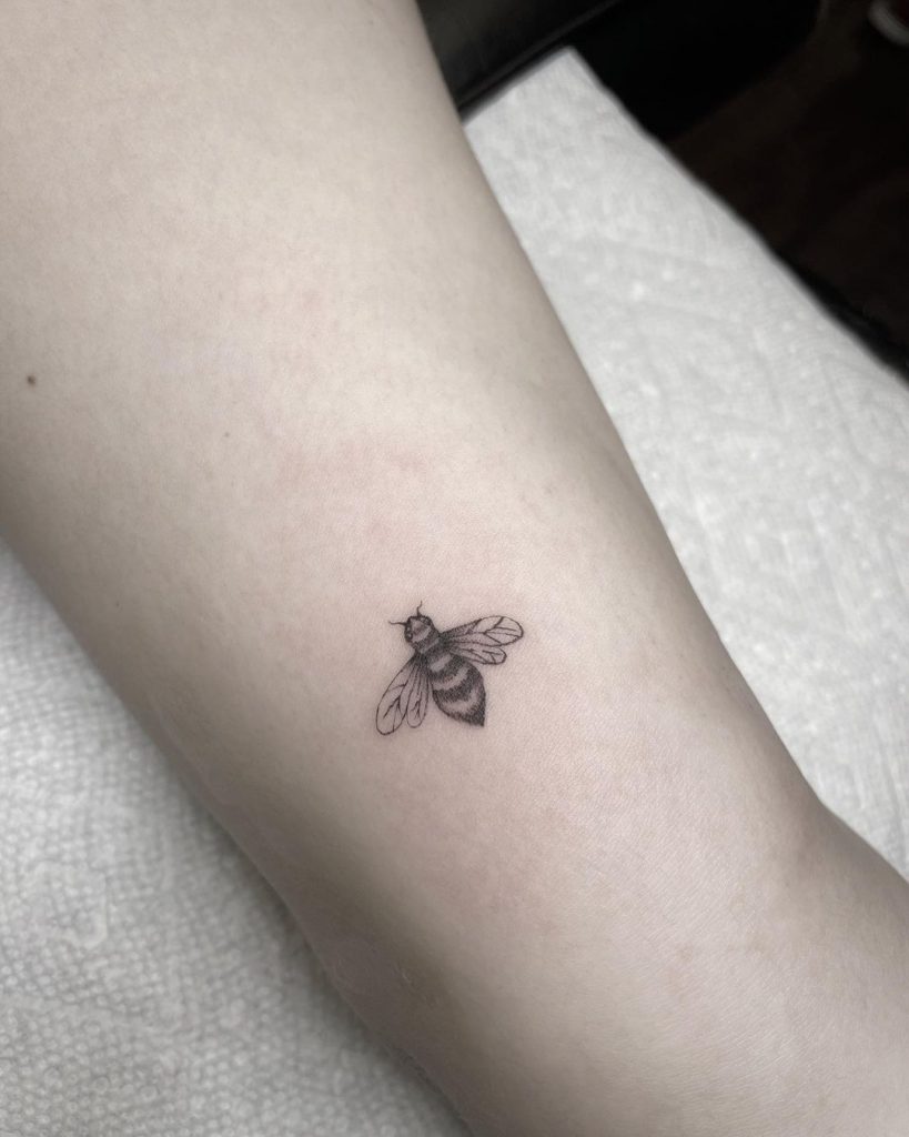 Pequeño tatuaje de abeja 1