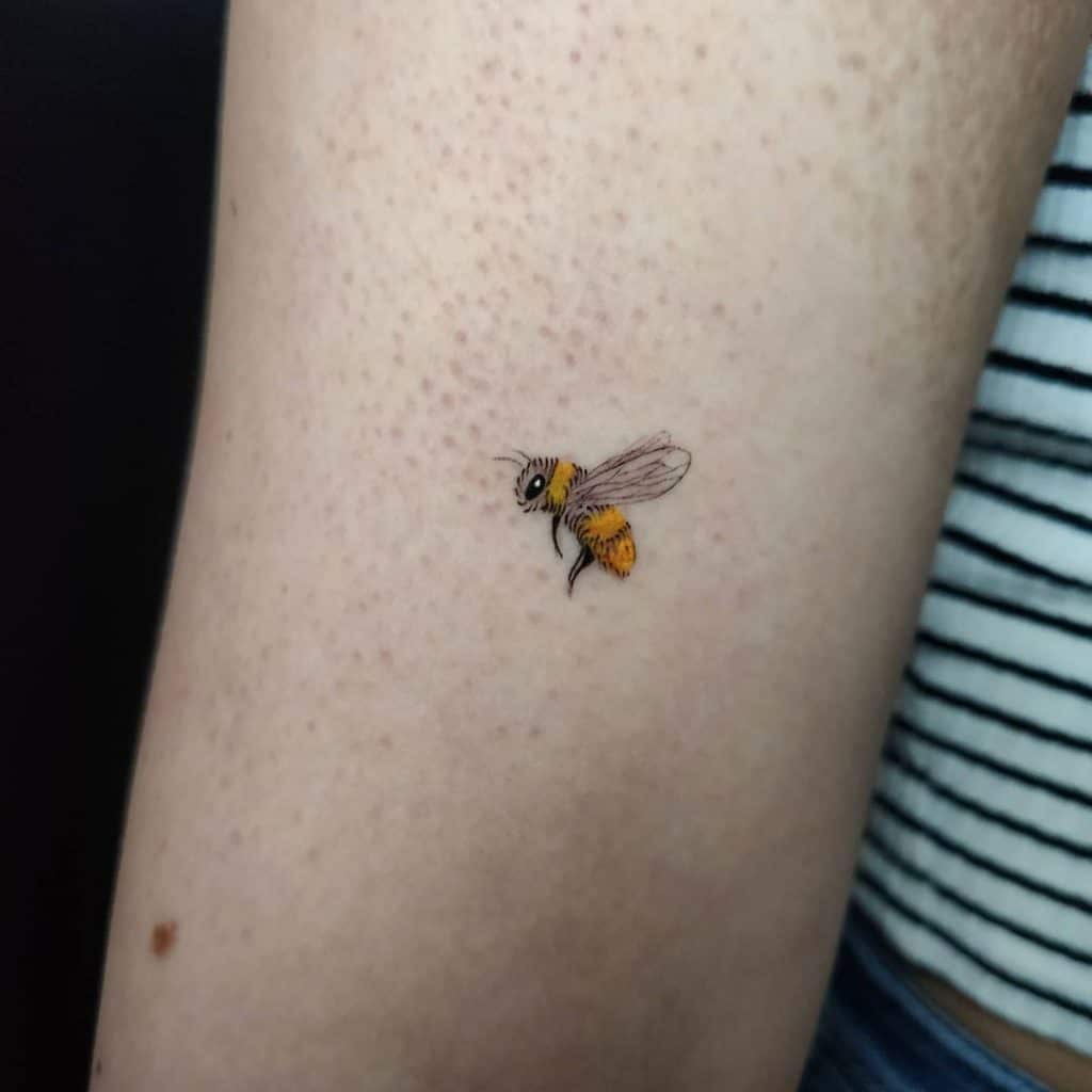 Pequeño tatuaje de abeja 3