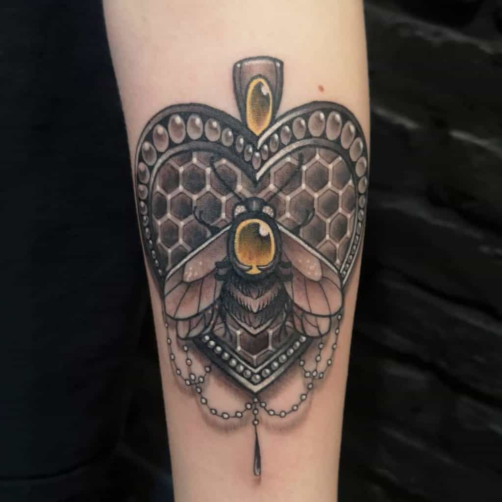 Enorme tatuaje de abeja 1