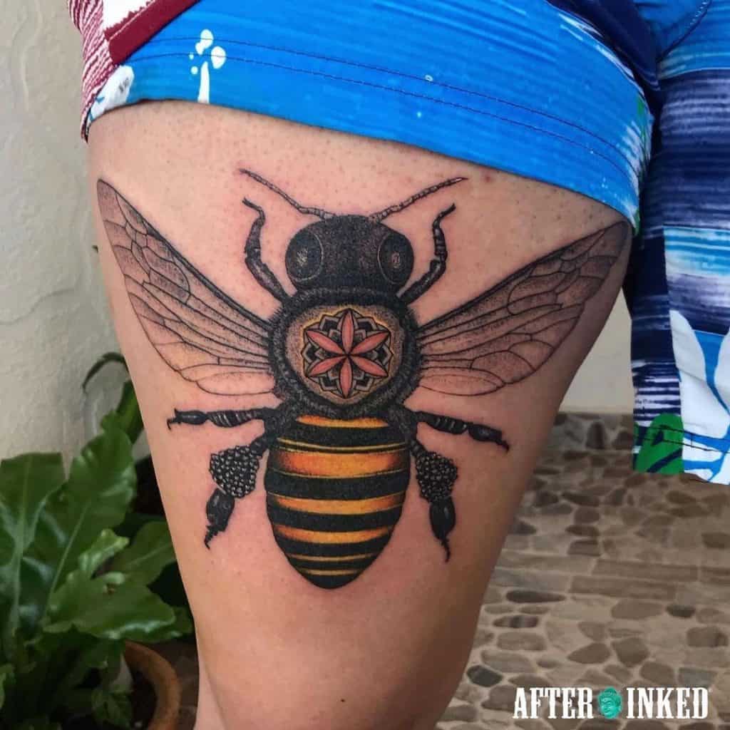 Enorme tatuaje de abeja 3