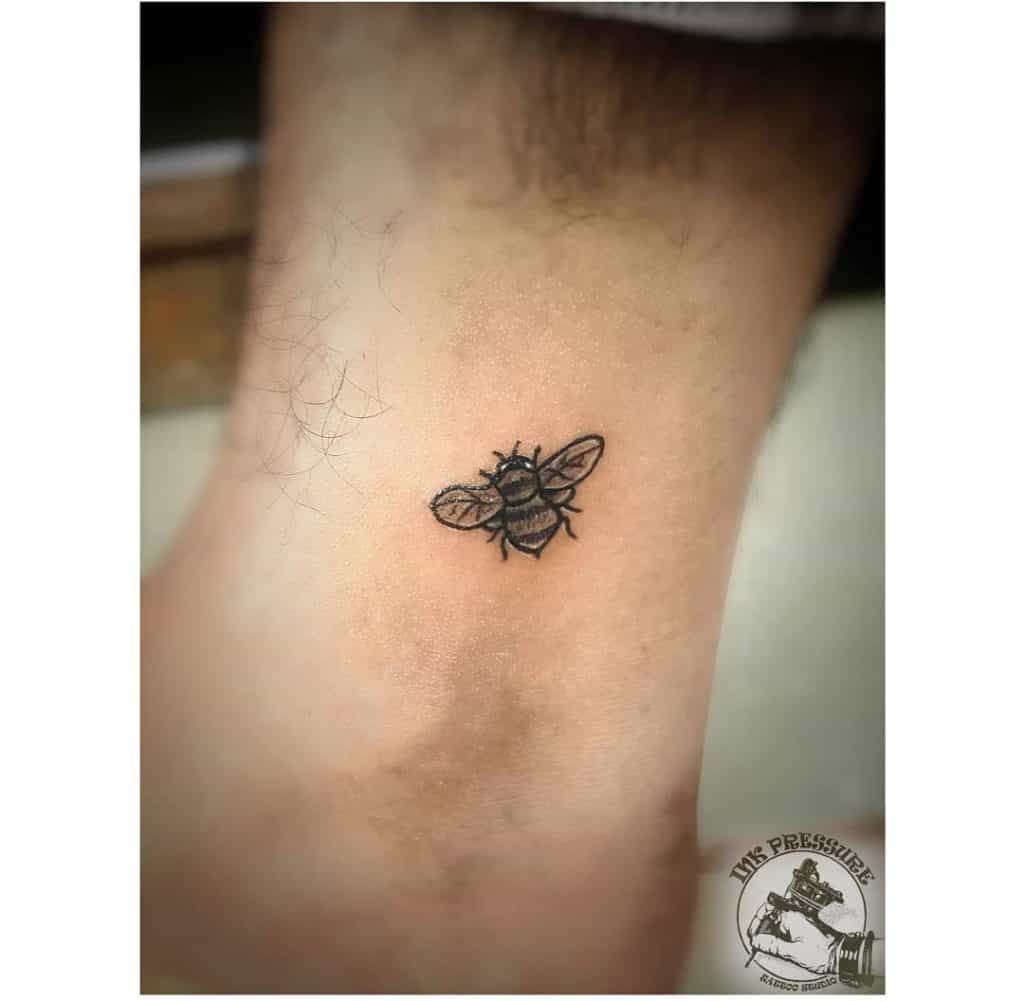 Pequeño tatuaje de abeja 5