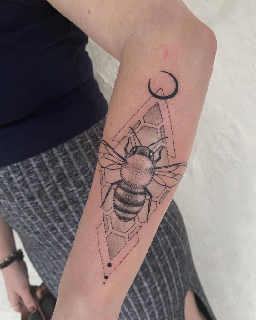 Enorme tatuaje de abeja 2