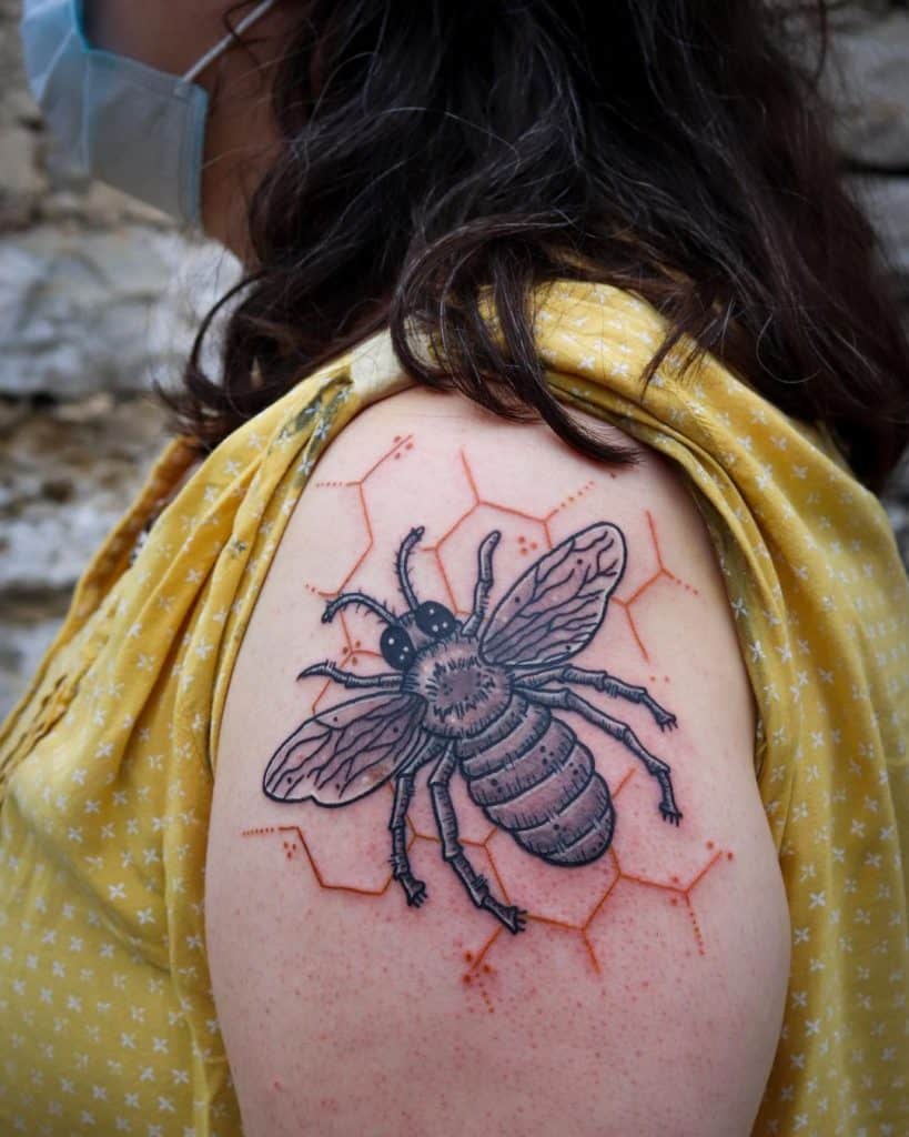 Enorme tatuaje de abeja 5