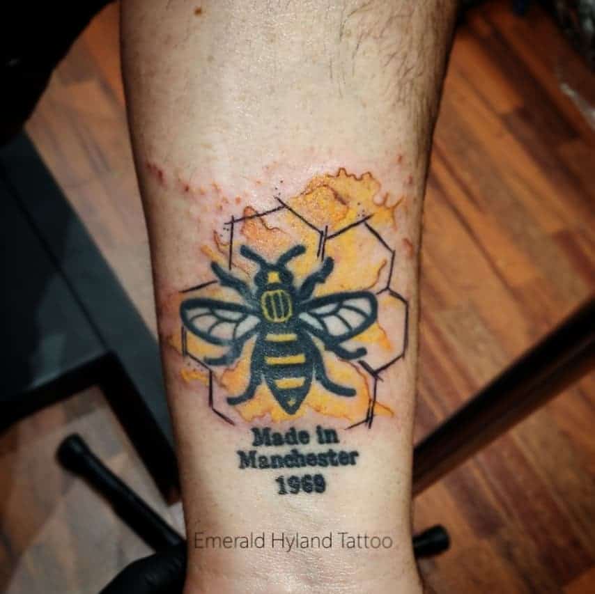 Tatuaje de abeja de Manchester 4