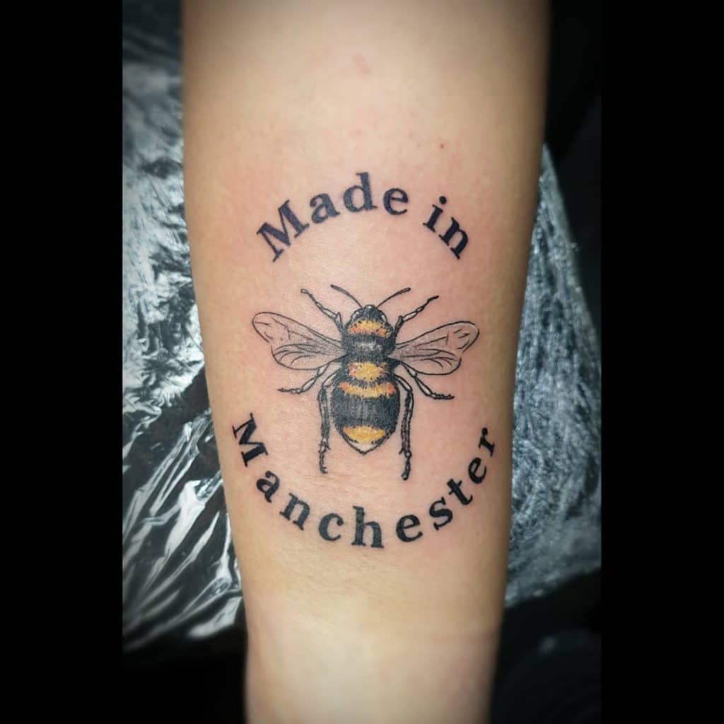 Tatuaje de abeja de Manchester 3