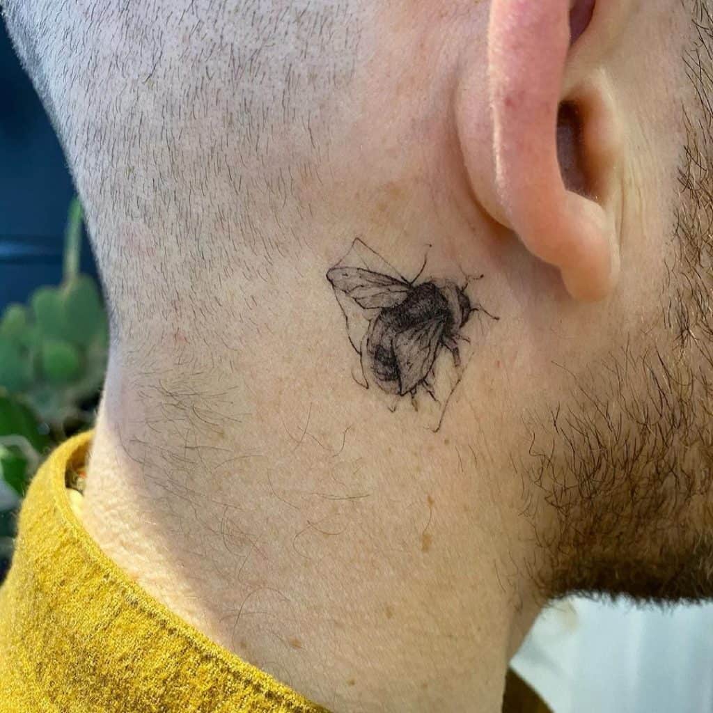 Tatuaje de abeja detrás de la oreja 2