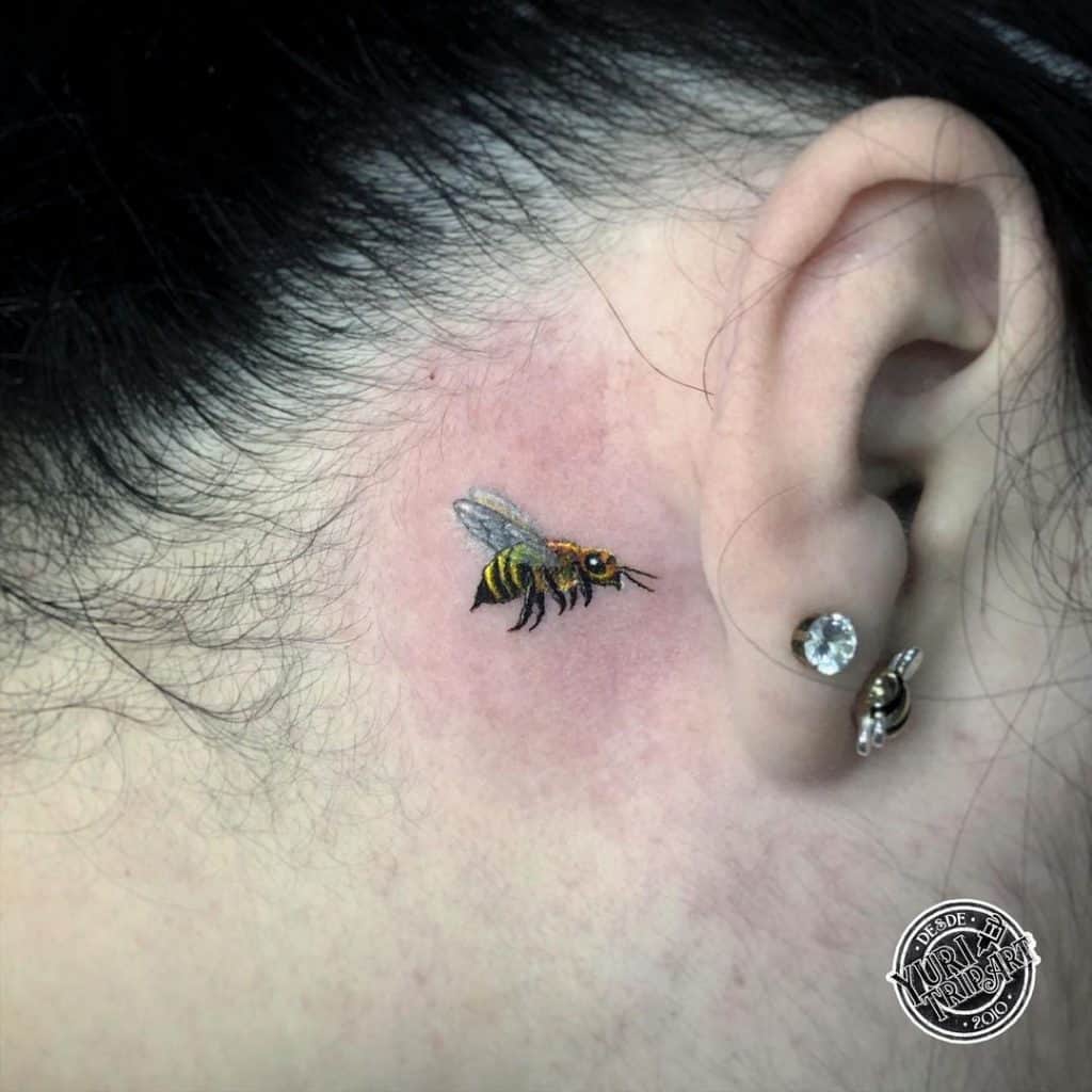 Tatuaje de abeja detrás de la oreja 3