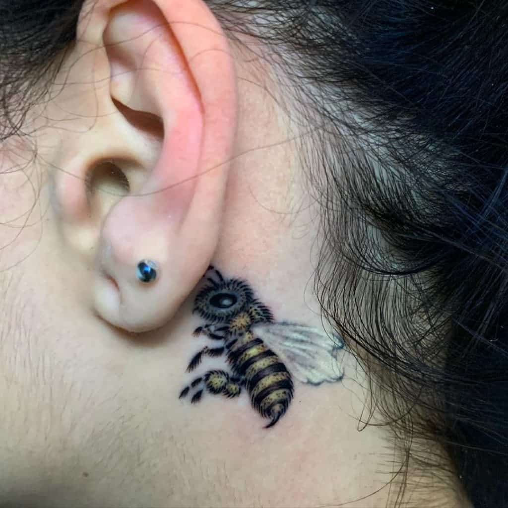 Tatuaje de abeja detrás de la oreja 4