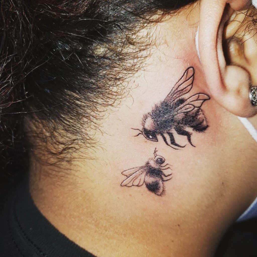 Tatuaje de abeja detrás de la oreja 5