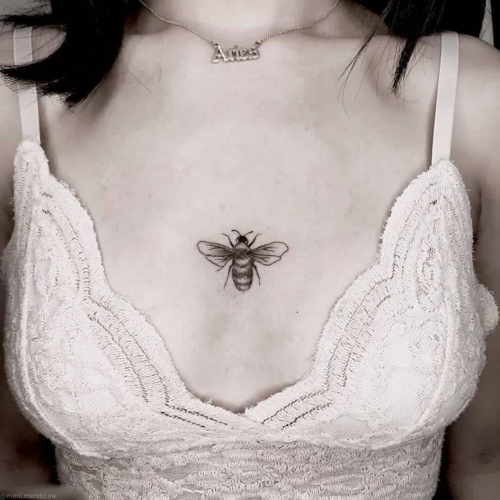 Tatuaje abeja en el pecho 1