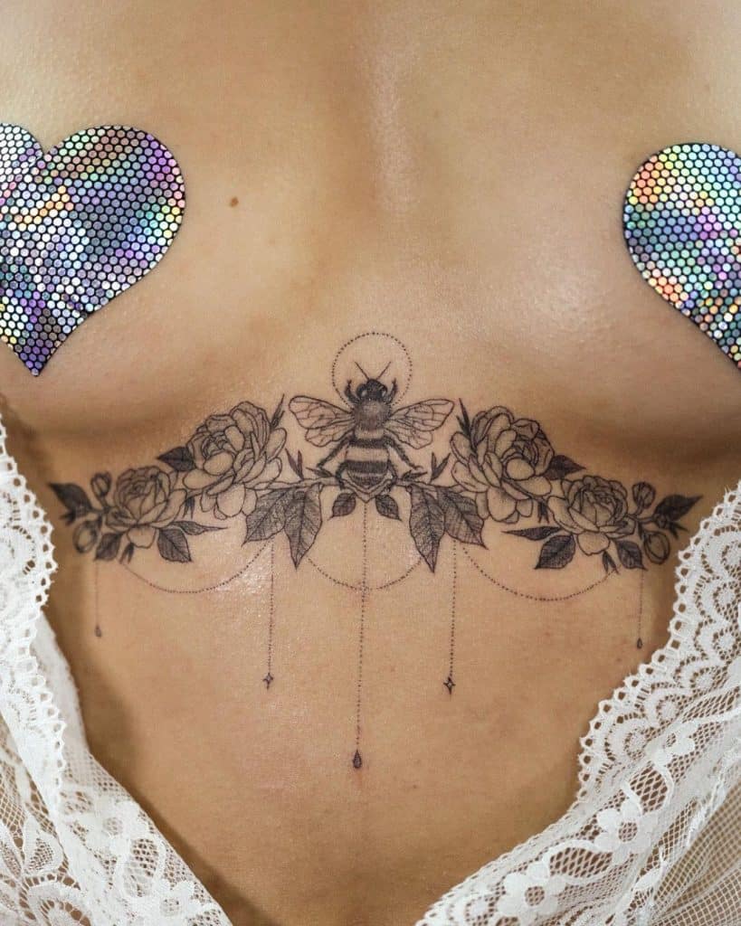 Tatuaje de abeja en el pecho 2