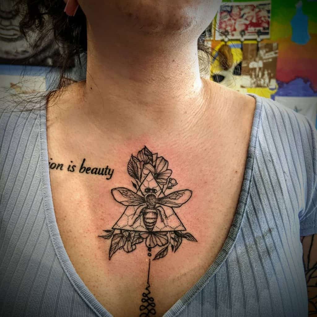 Tatuaje de abeja en el pecho 5