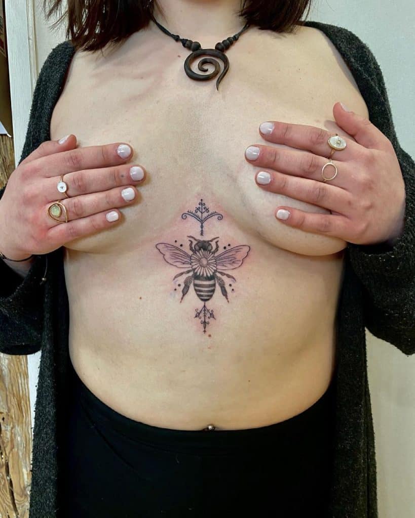 Tatuaje abeja en el pecho 4