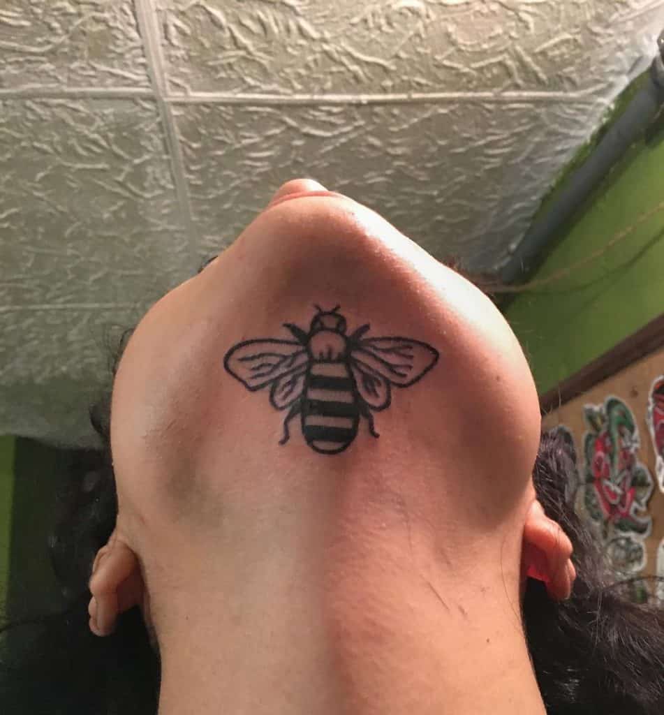 Tatuaje de cuello de abeja 1