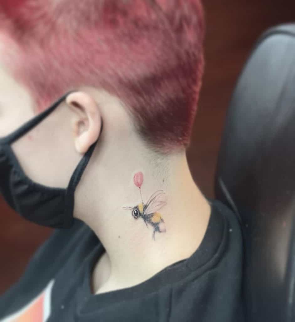 Tatuaje de cuello de abeja 3