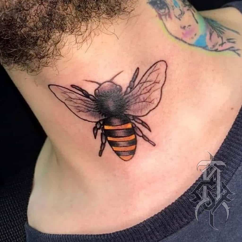 Tatuaje de cuello de abeja 2