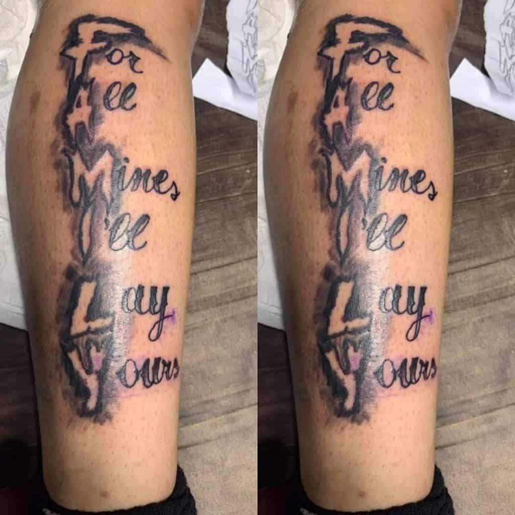 Tatuaje de cita en la pierna