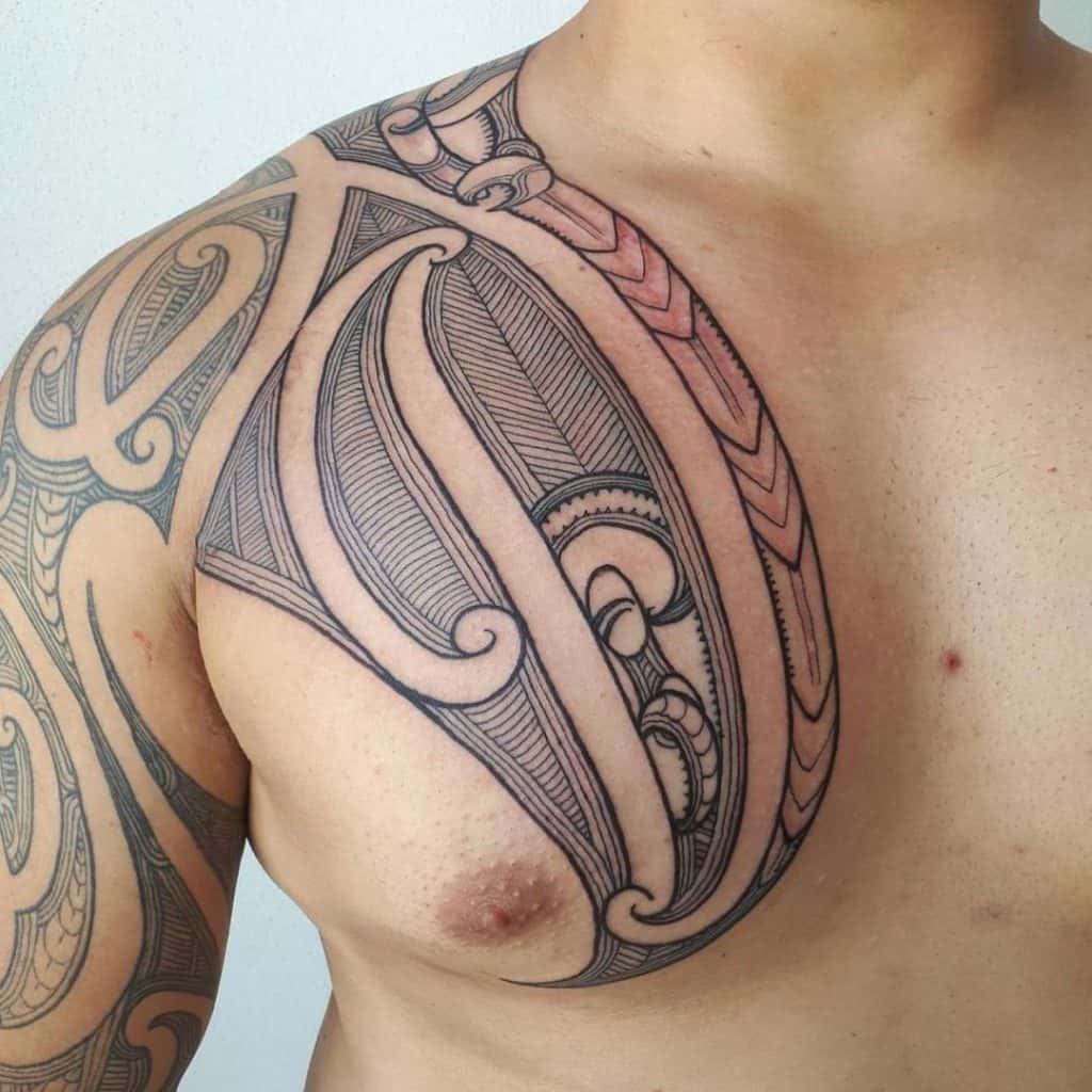 Tatuaje tribal en el hombro