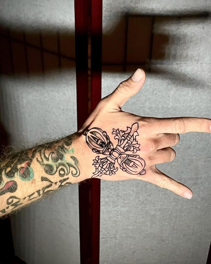 Tatuaje de mano de diseño cuadrado