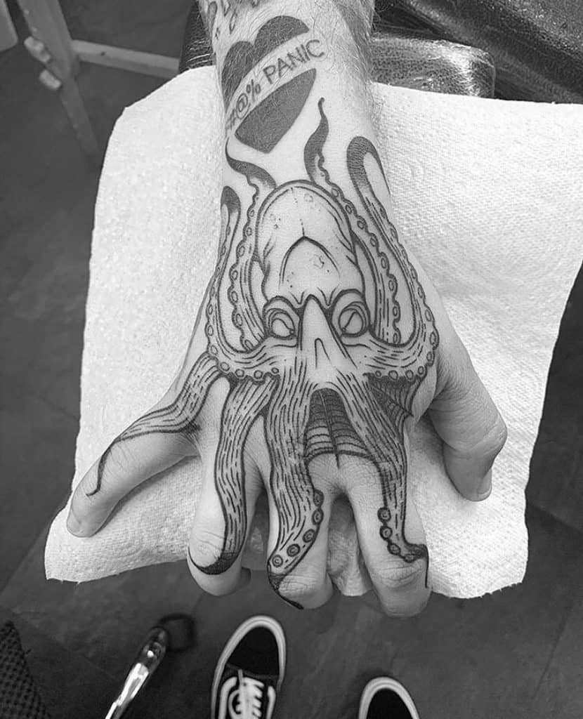 Tatuaje de mano de pulpo