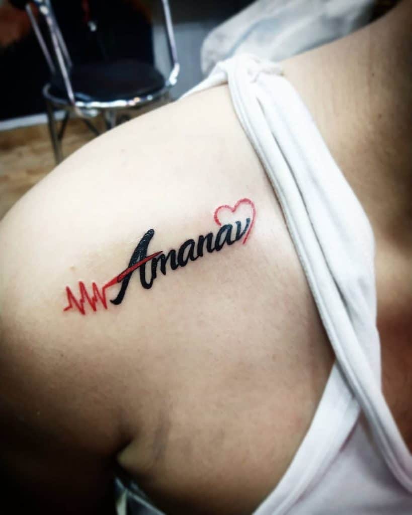 Tatuaje de nombre en el hombro