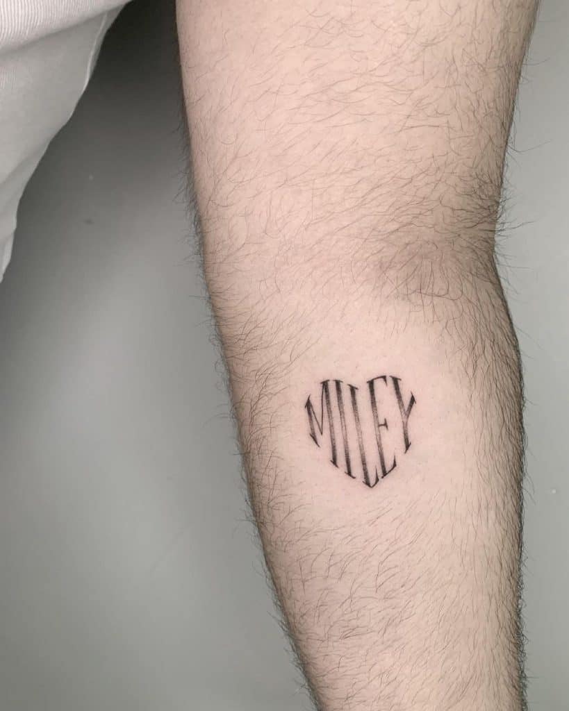 Tatuaje de nombre en forma de corazón