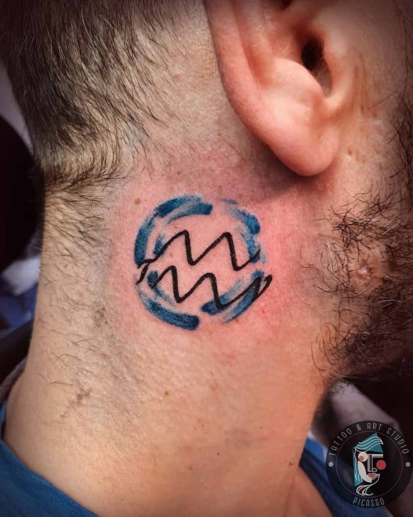 Acuario Tatuaje en el cuello 1
