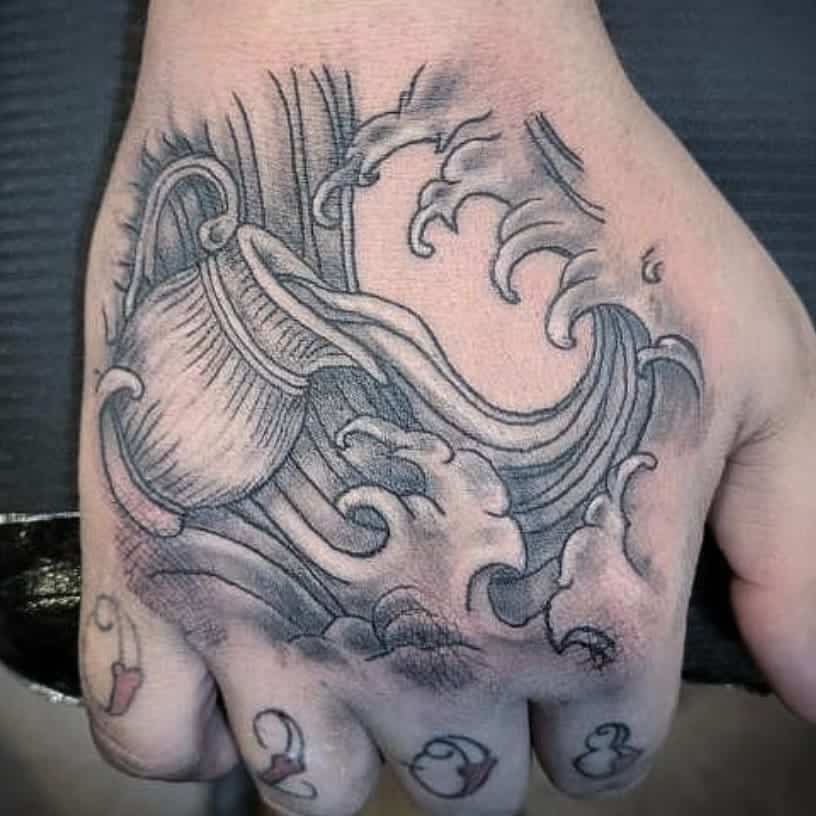 Acuario tatuaje mano y dedos 1