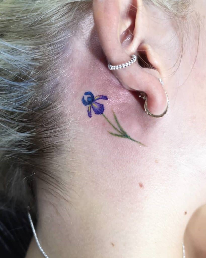 Tatuajes Detrás De La Oreja Pequeña Flor Azul